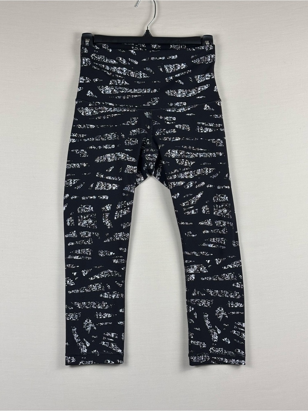 Lululemon Wunder Under Crop Leggings Size 6 Black White Abstract Print